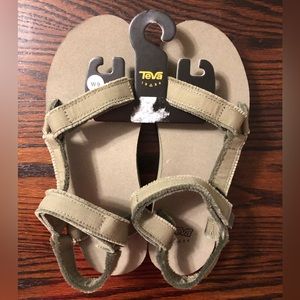 NWOT Teva Sandals Midform